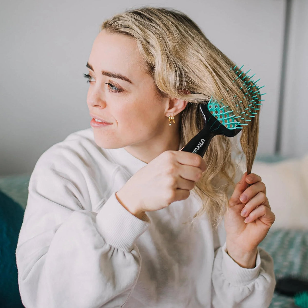 FHI Heat UNbrush Detangling Brush for Pain-Free Brushing on All Wet or Dry Hair Types — Durable DuoFlex Anti-Static Bristles, Lightweight Handle, Vented Hair Brush